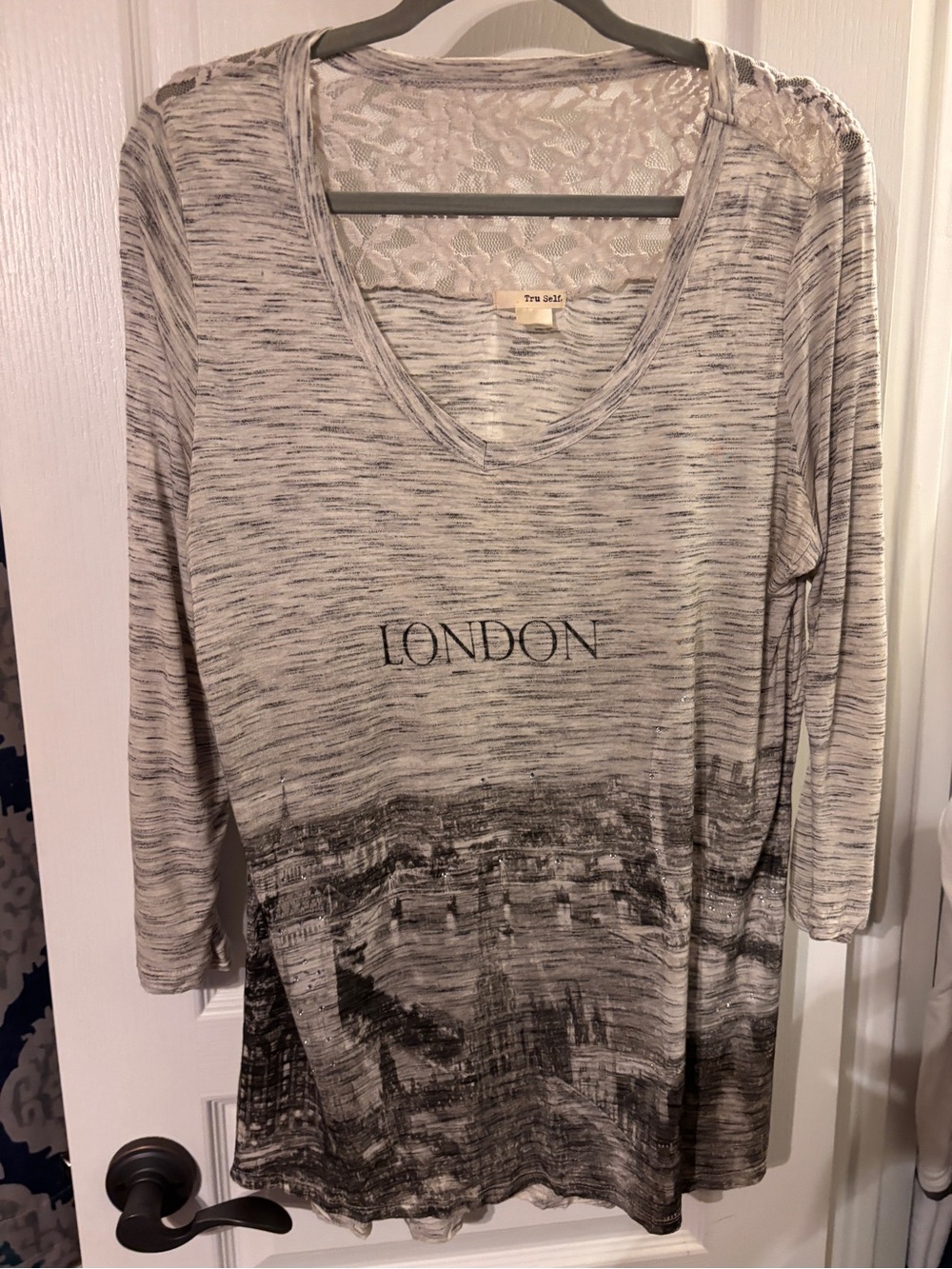 London Theme V-Neck Long Sleeve Tee - Heather Gray